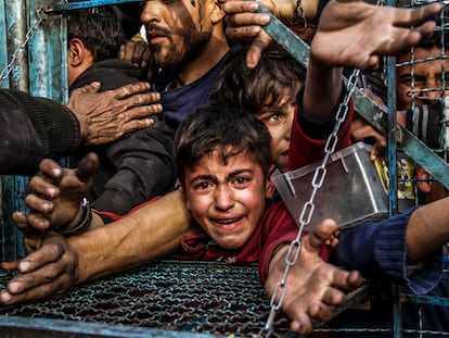 Niños y adultos se agolpan en el reparto de alimentos en el campo de refugiados de Jabalia, en la franja de Gaza, este miércoles.