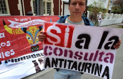 An anti-bullfighting activist holds up a sign supporting the referendum in Bogotá.