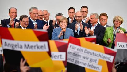 Angela Mrkel, líder de la CDU, celebra con sus seguidores los resultados electorales.