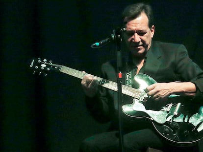 Joan Vinyals acompañando a Santiago Auserón a la guitarra en Santiago de Chile en 2016.