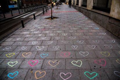 El pasado miércoles 3 de diciembre, a eso de las dos de la tarde, una pareja de jóvenes se detuvo en una de las calles del barrio madrileño de Chueca. Se pusieron de rodillas y empezaron a dibujar corazones con tizas de colores.