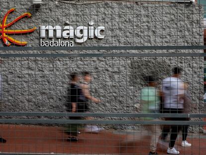 Un grupo de personas accede al centro comercial Màgic, escenario de algunas de las agresiones sexuales ocurridas en Badalona.