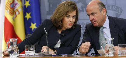 GRA178. MADRID, 02/09/2015.- La vicepresidenta del Gobierno, Soraya S&aacute;nez de Santamar&iacute;a, y el ministro de Econom&iacute;a y Competitividad, Luis de Guindos, durante la rueda de prensa tras el Consejo de Ministros que ha aprobado hoy un real decreto que desarrolla la Ley de Cajas de Ahorros y Fundaciones Bancarias y regula el fondo de reserva que deben constituir estas fundaciones, las que tengan una participaci&oacute;n de m&aacute;s del 50 % en la entidad, que deben hacerlo en cinco a&ntilde;os. EFE/Mariscal