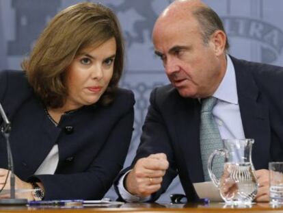 GRA178. MADRID, 02/09/2015.- La vicepresidenta del Gobierno, Soraya S&aacute;nez de Santamar&iacute;a, y el ministro de Econom&iacute;a y Competitividad, Luis de Guindos, durante la rueda de prensa tras el Consejo de Ministros que ha aprobado hoy un real decreto que desarrolla la Ley de Cajas de Ahorros y Fundaciones Bancarias y regula el fondo de reserva que deben constituir estas fundaciones, las que tengan una participaci&oacute;n de m&aacute;s del 50 % en la entidad, que deben hacerlo en cinco a&ntilde;os. EFE/Mariscal