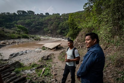 Onésimo Gatica y Onésimo Justo García, representantes comunales del pueblo Barranca de Guadalupe, junto al puente destruido en 2013 en Ríovelero.
, 