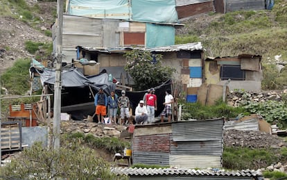 Un grupo de jóvenes, en un asentamiento irregular en Bogotá.