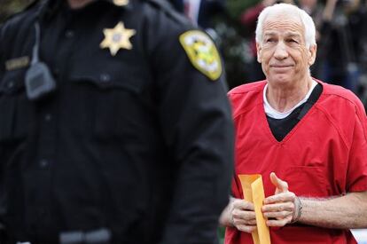 Jerry Sandusky entra al tribunal antes de conocerse la sentencia.