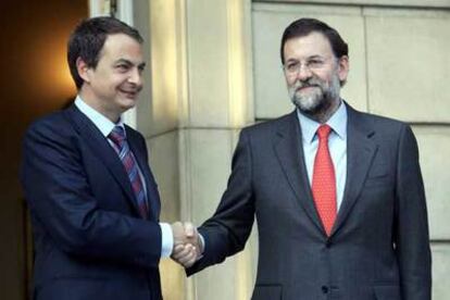 José Luis Rodríguez Zapatero y Mariano Rajoy, a las puertas del palacio de la Moncloa en enero pasado.