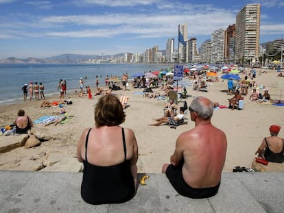 Turistas en la playa de Benidorm (Alicante)