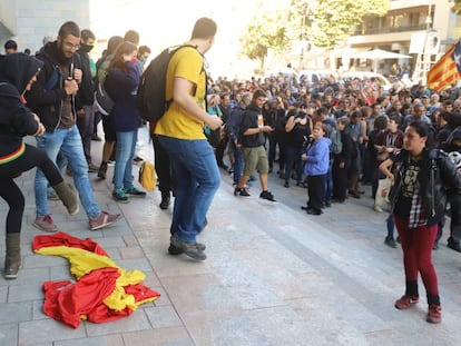 Bandera espanyola defenestrada a la subdelegació de la Generalitat.