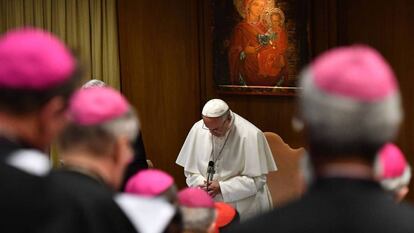 El Papa, durante la plegaria con la que ha arrancado la cumbre contra la pederastia.