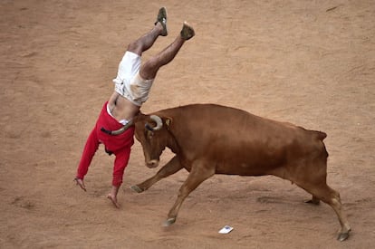 Un participante es embestido por un toro de la ganadería Núñez del Cubillo, el 11 de julio de 2018. 