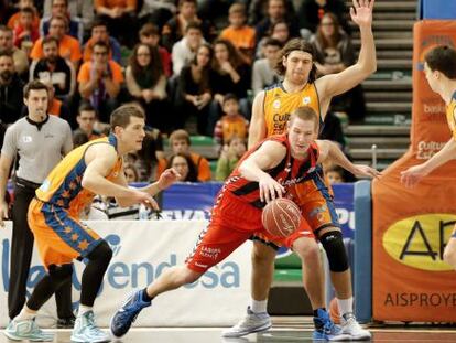 Colton Iverson, intenta controlar el balón ante los jugadores del Valencia Basket.