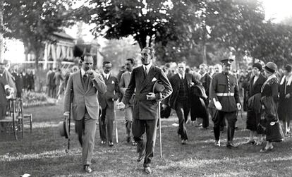 Madrid, hacia 1920. El rey Alfonso XIII (d) y Pablo de Grecia pasean por un parque durante la visita de éste a España.