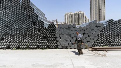 Tubos de acero en un mercado comercial de Jinan, China, el 8 de mayo de 2024. L