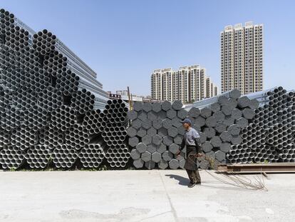 Tubos de acero en un mercado comercial de Jinan, China, el 8 de mayo de 2024. L