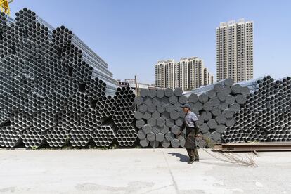 Tubos de acero en un mercado comercial de Jinan, China, el 8 de mayo de 2024. L