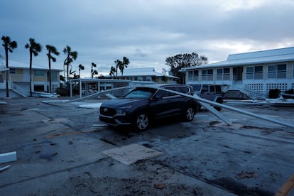 Estructuras rotas encima de un coche tras el paso del huracán, esta mañana en Venice, Florida.