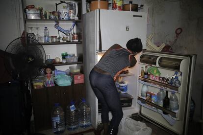 Theresa, una trabajadora migrante de 33 años de Kenia, busca algún aperitivo en su refrigerador mientras toma un descanso de la protesta que exige la repatriación el 14 de agosto de 2020 en Beirut, Líbano. Theresa ha vivido en el Líbano durante diez años y dejó su trabajo cuando la pandemia comenzó a quedarse en casa con sus hijos. En el momento de la explosión, ella estaba con sus hijos en casa, una pequeña habitación en Bourj Hammoud que comparten con otras cuatro mujeres y sus bebés.