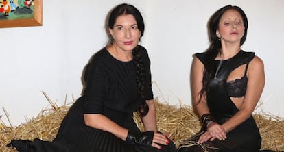 Abramovic con la cantante Lady Gaga, quien asegura tener a la artista entre sus inspiraciones.