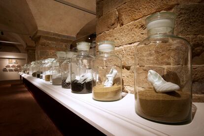 El artista chino Liu Jianhua ha instalado 30 frascos de cristal con otros tantos zapatos de porcelana sobre arena, pelos o clavos. La pieza, original para la muestra, se titula '¿Qué llena el mundo de fantasías y fragilidades?'