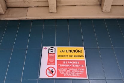 Uno de los carteles avisando de la presencia de amianto en el metro de Madrid. 