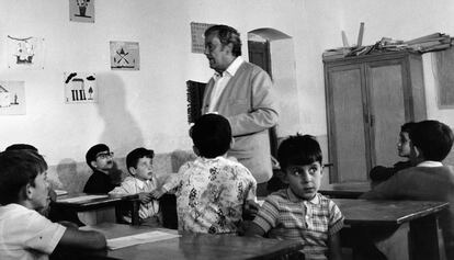 Fotograma de la serie 'Crónicas de un pueblo' con el maestro, don Antonio, interpretado por Emilio Rodríguez, rodeado de sus alumnos.