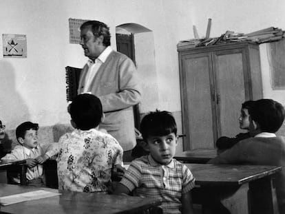 Fotograma de la serie 'Crónicas de un pueblo' con el maestro, don Antonio, interpretado por Emilio Rodríguez, rodeado de sus alumnos.