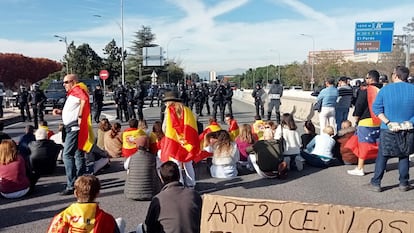 Un grupo de manifestantes se sientan en la carretera de entrada a la Moncloa en la la A6, este sábado.
