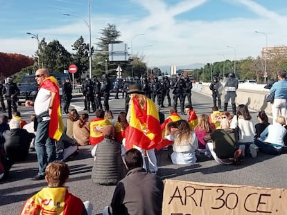 Un grupo de manifestantes se sientan en la carretera de entrada a la Moncloa en la la A6, este sábado.