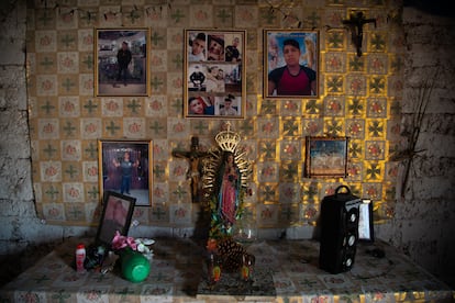 Altar en honor a Osmar Neftaly Miranda, uno de los 19 migrantes asesinados en Camargo, Tamaulipas.