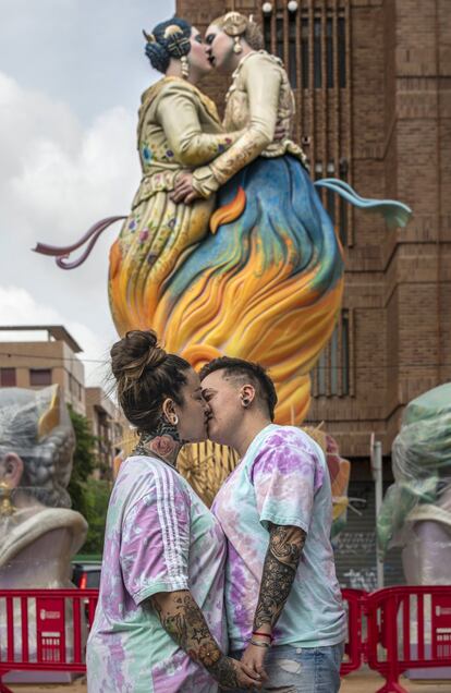 Las fiestas ven este año sus Fallas más inclusivas. El beso lésbico de dos mujeres vestidas de fallera, que revolucionó las redes sociales en 2014 cuando fue portada de la revista 'EGF and the city', ha revivido su protagonismo como figura central de una falla de la sección especial de Torrent (Valencia) del artista Raúl Martínez 'Chuky'.