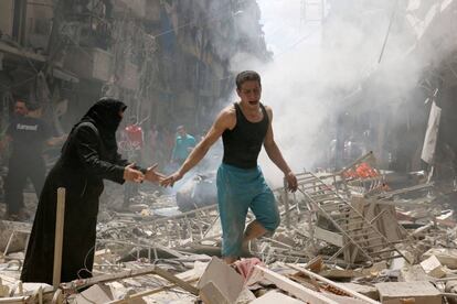 Un hombre camina entre los escombros de un edificio de viviendas tras un bombardeo en Alepo (Siria), el 28 de abril de 2016.