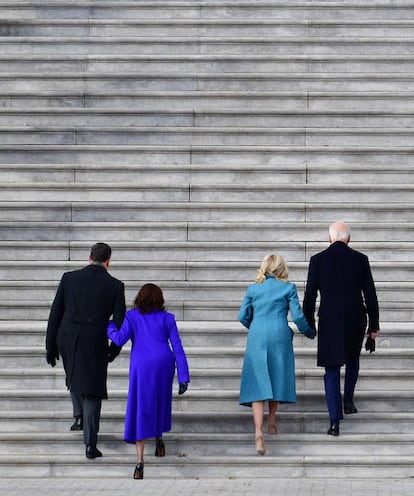 El presidente electo de los Estados Unidos Joe Biden, su esposa Jill Biden, la vicepresidenta electa Kamala Harris y su esposo Douglas Emhoff suben las escaleras del Capitolio antes de la ceremonia. 