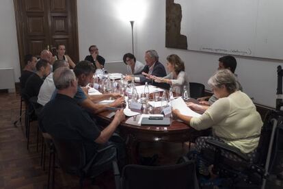Xavier Trias, durante la reunión de ayer con los vecinos de la Barceloneta