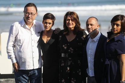 Desde la izquierda, Manuel Martín Cuenca posa con los actores María León, Adelfa Calvo, Javier Gutiérrez y Adriana Paz, hoy durante la presentación de 'El autor' en San Sebastián.