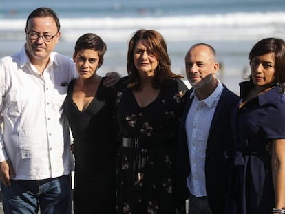 Desde la izquierda, Manuel Martín Cuenca posa con los actores María León, Adelfa Calvo, Javier Gutiérrez y Adriana Paz, hoy durante la presentación de 'El autor' en San Sebastián.