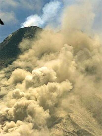 Una avalancha de rocas y gases baja por la ladera norte del volcán Arenal, cerca de la localidad de La Fortuna.