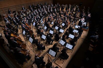 La Orquesta Elbphilharmonie de la NDR dirigida por Alan Gilbert en la primera parte de los ‘Gurre-Lieder’ de Schönberg.