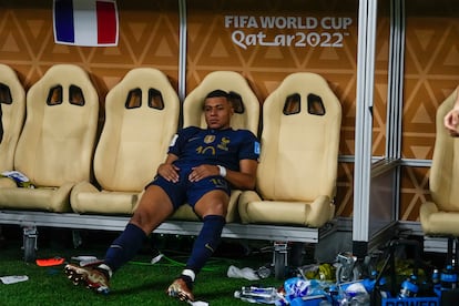 Un derrotado Mbappé, en el banquillo de Francia tras perder la final frente a Francia.