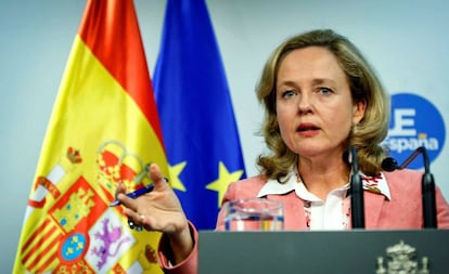 La ministra de Economía, Nadia Calviño, durante una rueda de prensa en Bruselas.