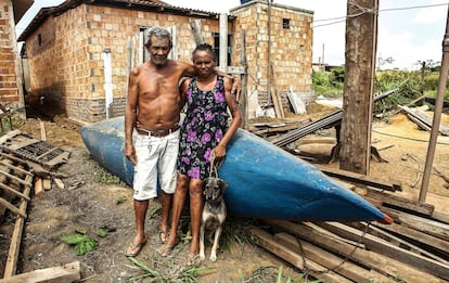 João Pereira da Silva y su esposa, Raimunda Gomes da Silva, junto a la nueva casa que están construyendo en un suburbio urbano tras haber sido expropiados.