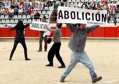 Activistas antitaurinos se manifiestan en 2008 contra la celebración de las corridas durante una celebrada en la plaza Monumental de Barcelona.