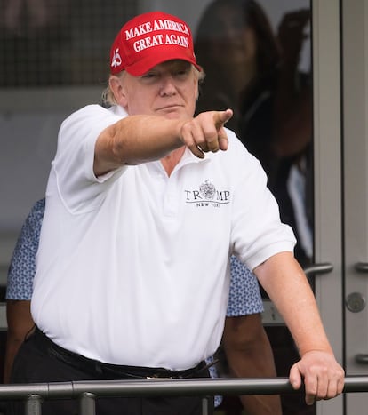 El expresidente de EE UU Donald Trump saludaba a sus seguidores mientras asistía el viernes a un campeonato de golf en Nueva Jersey.