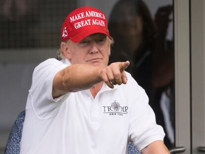 El expresidente de EE UU Donald Trump saludaba a sus seguidores mientras asistía el viernes a un campeonato de golf en Nueva Jersey.