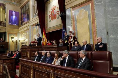 El rey Felipe VI, junto a la reina Letizia, la princesa Leonor (2d) y la Infanta Sofía, en el hemiciclo del Congreso de los Diputados.