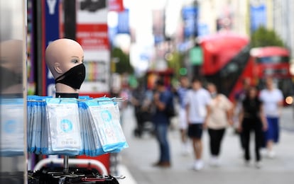 Venta de mascarillas en el centro de Londres.