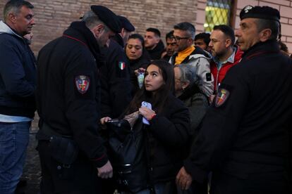Personal de seguridad revisan las mochilas de las personas que acceden a la basílica de San Pedro, este viernes.