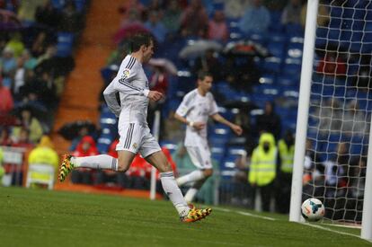 Bale marca el primero de sus dos goles a pase de Di María