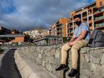 Yassine El Assire, de 23 años, posa con sus pertenencias en la calle frente al hotel Arguineguín Park, Gran Canaria, donde le fue negada la entrada tras ausentarse varios días para intentar viajar a la Península.